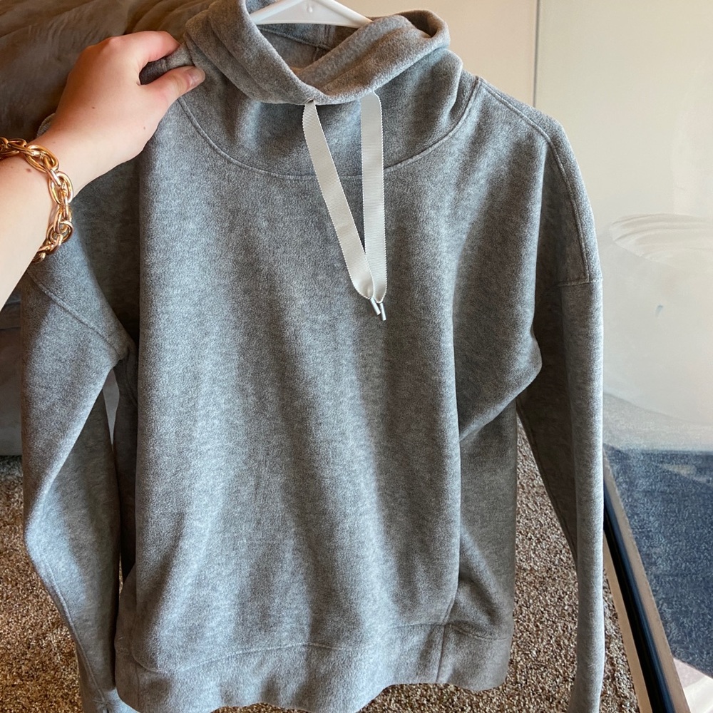 Lululemon cowl neck size 6